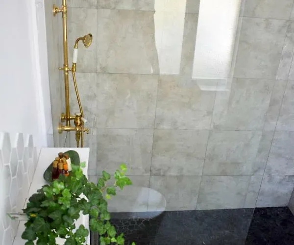 Voya - A Luxury Oasis In The Old Town *